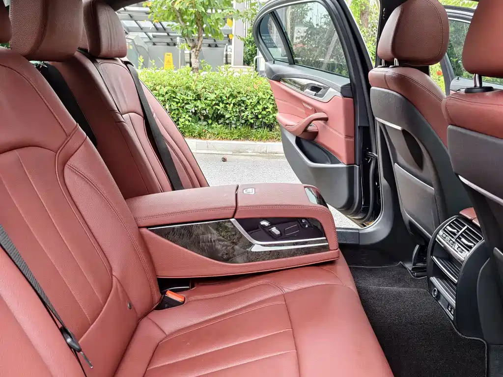 BMW 5 Series — миниатюра 10