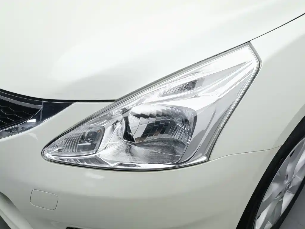 Nissan Tiida — миниатюра 7
