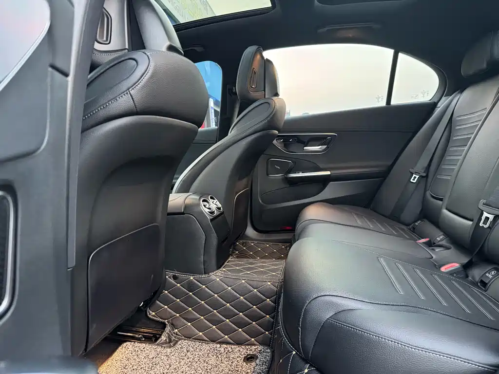 Mercedes-Benz C-Class — миниатюра 13