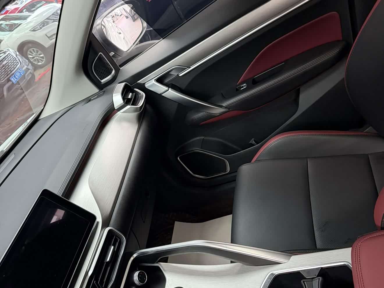 Geely Binyue 1.4 л 2022 г. Белый, пробег 42000 км