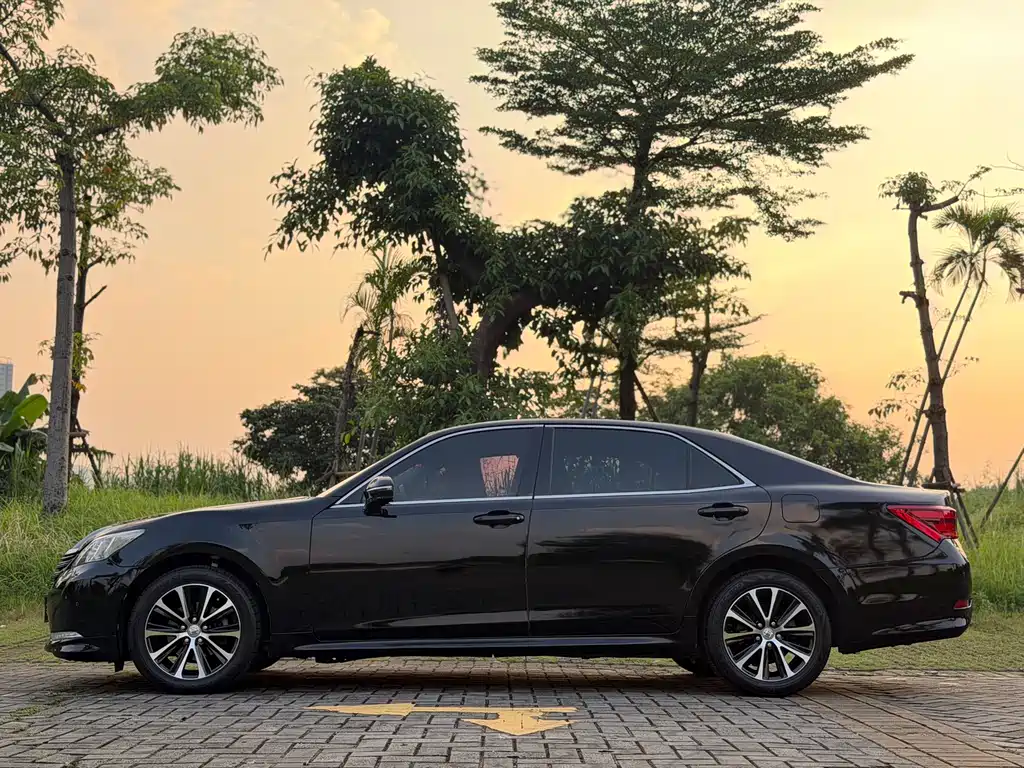 Toyota Crown — миниатюра 7