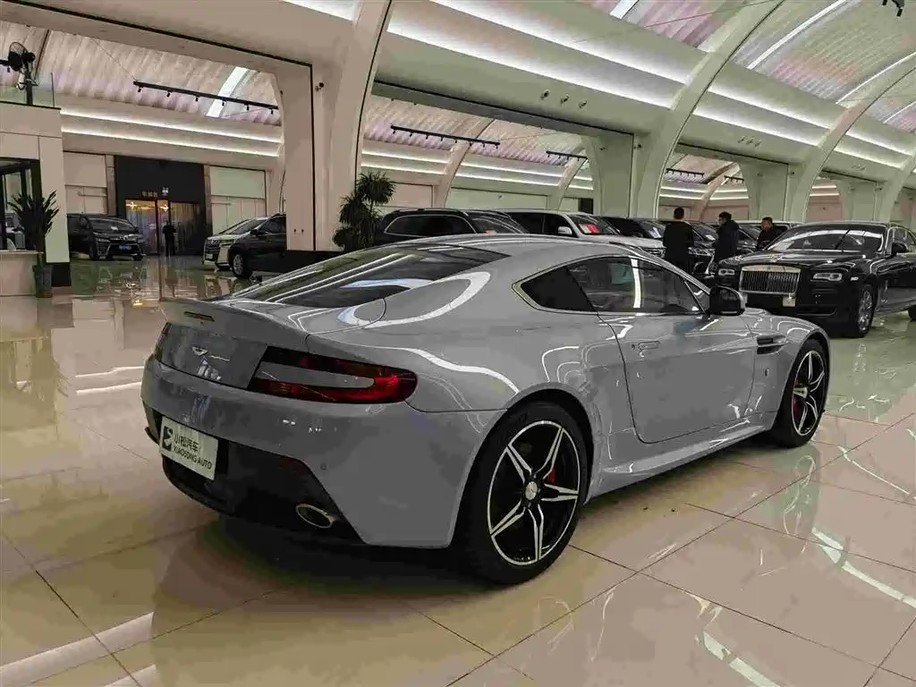 ASTON MARTIN V8 VANTAGE