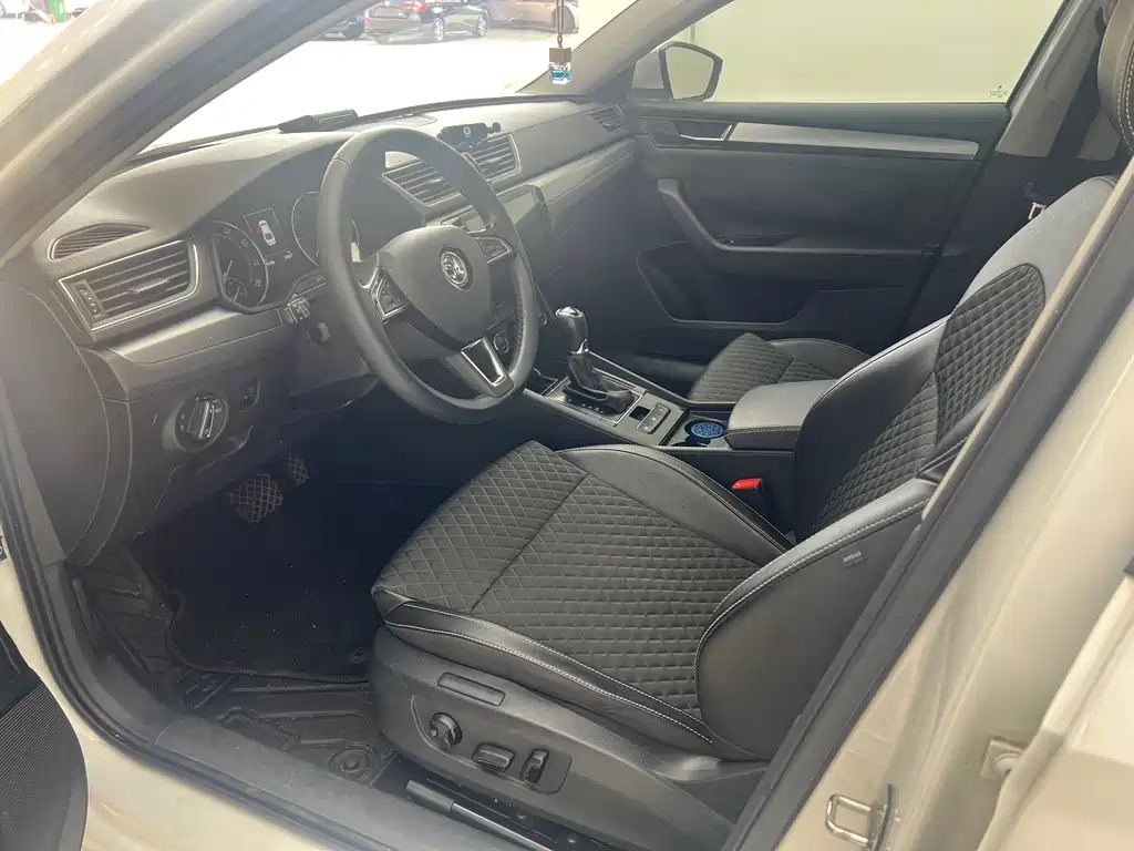Skoda Superb — миниатюра 4