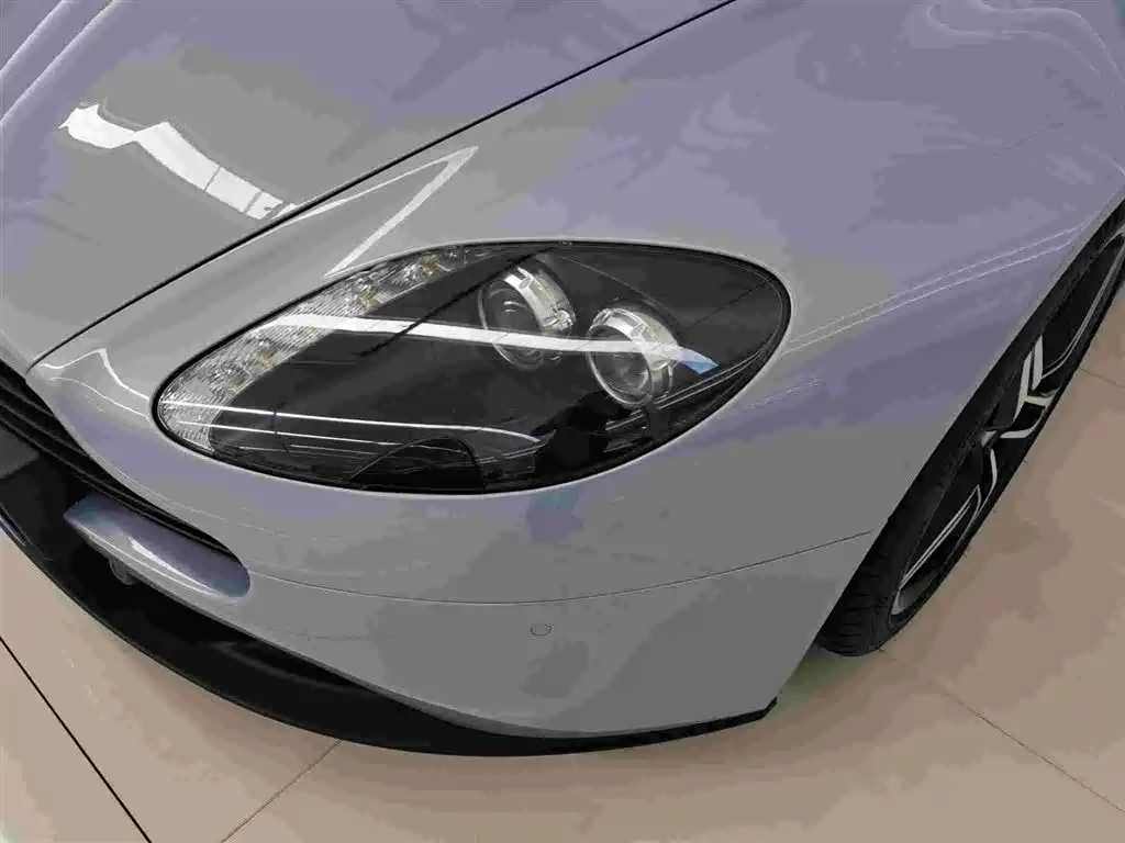 ASTON MARTIN V8 VANTAGE