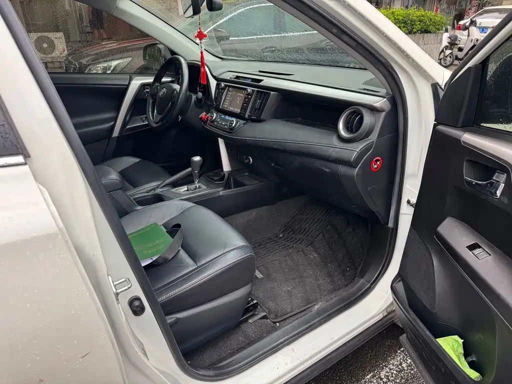 Toyota RAV4 — миниатюра 6