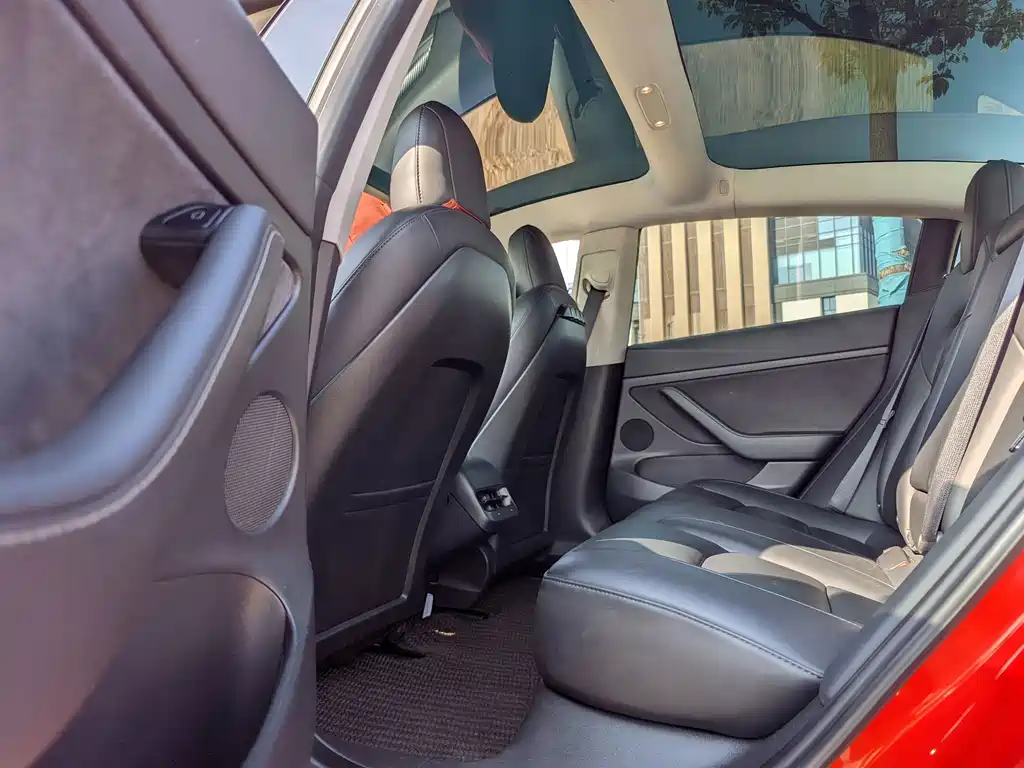 Tesla Model 3 — миниатюра 9