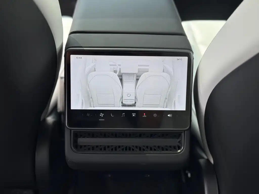 Tesla Model 3 — миниатюра 10