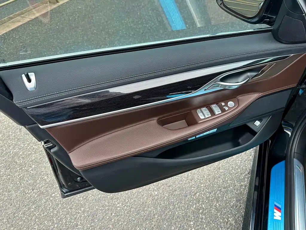 BMW 7 Series - фото 3