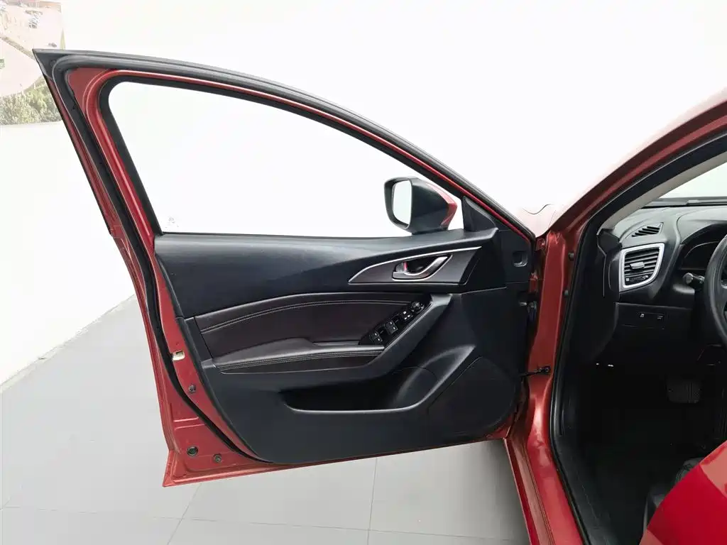 Mazda Mazda3 3 2017 2.0L AT Luxury V