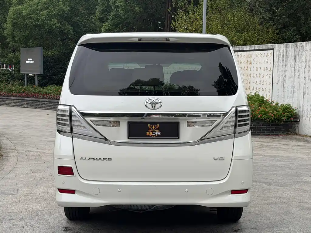 Toyota Alphard — миниатюра 5
