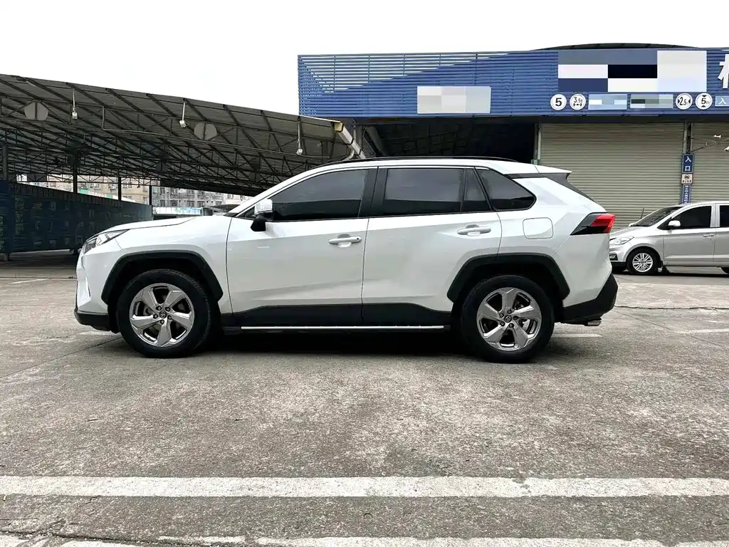 Toyota RAV4 — миниатюра 4