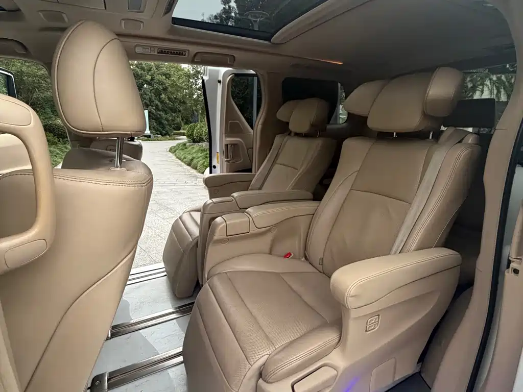 Toyota Alphard — миниатюра 8