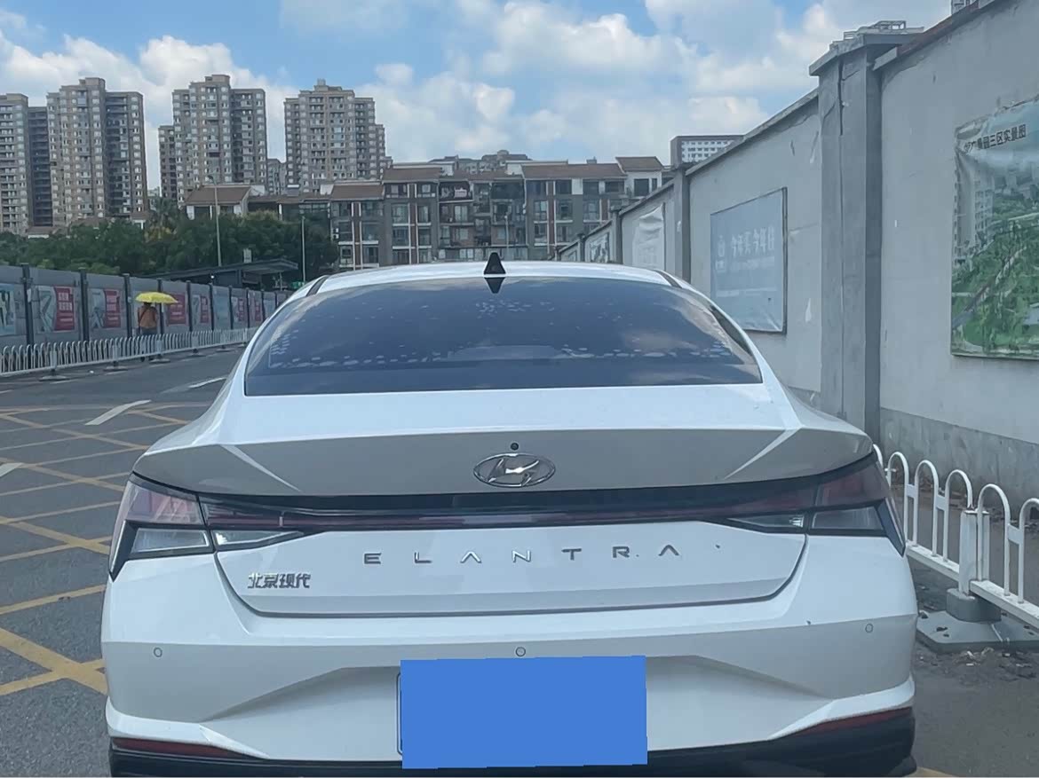 Hyundai Elantra 1.5 л 2023 г. Белый, пробег 40000 км