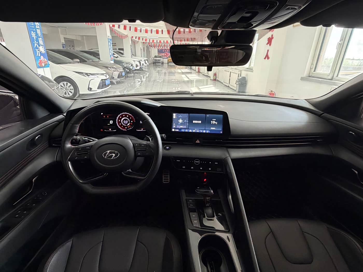 Hyundai Elantra 1.4 л 2022 г. Серебристо-серый, пробег 41000 км