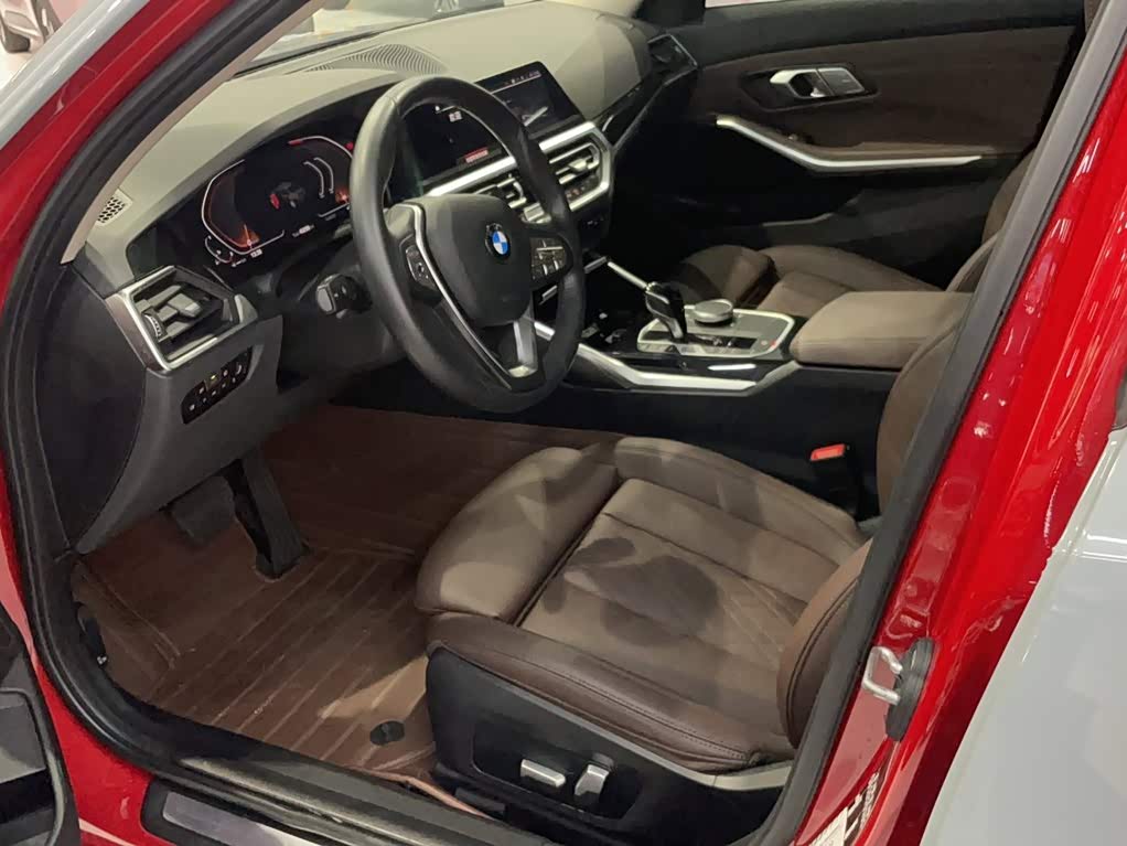 BMW 3 Series 2.0 л 2022 г. Серебристо-серый, пробег 40300 км