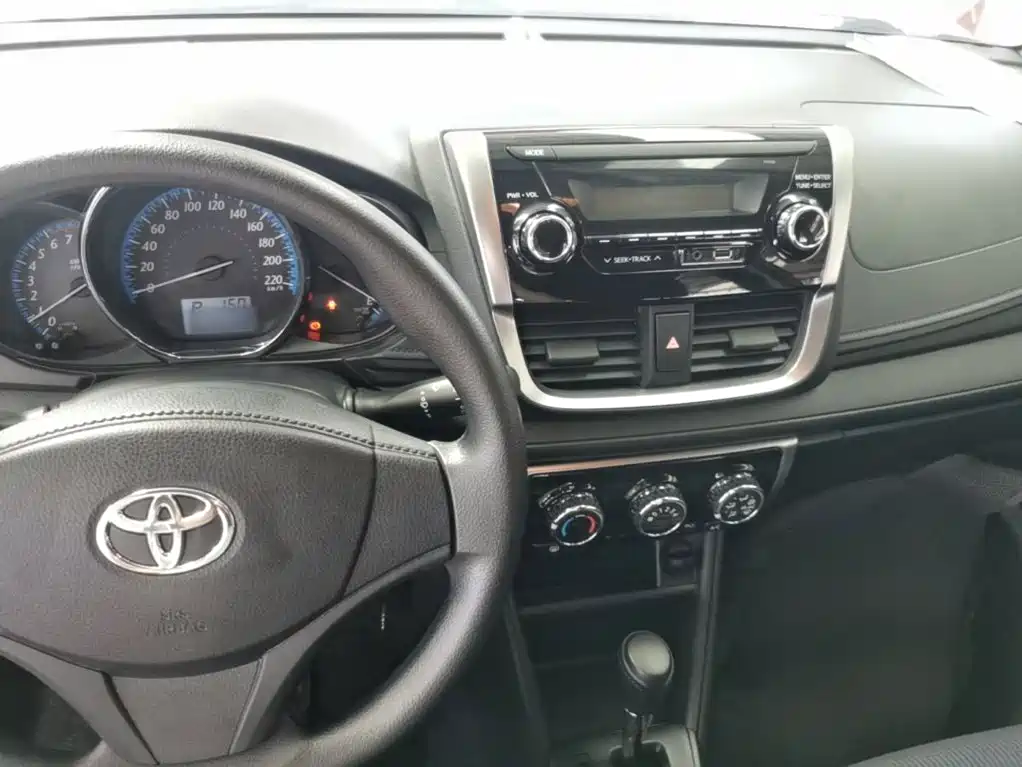 Toyota Yaris L — миниатюра 10