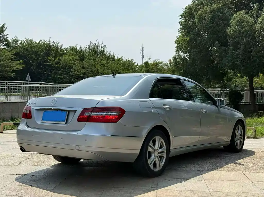 Mercedes-Benz E-Class — миниатюра 9