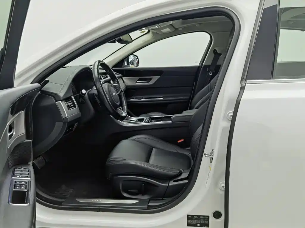 Jaguar XFL — миниатюра 10