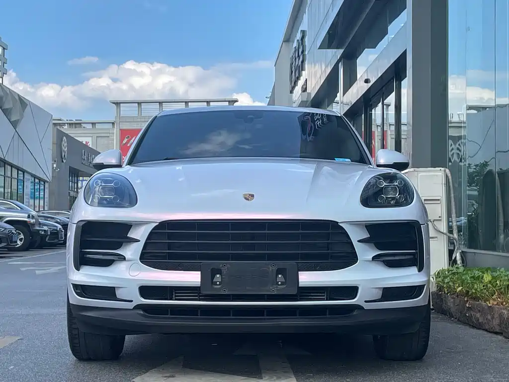 PORSCHE MACAN