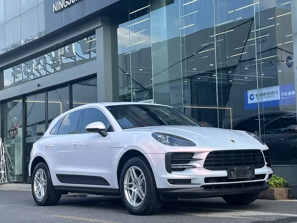 PORSCHE MACAN