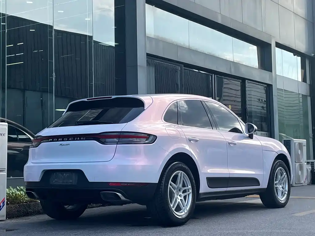 PORSCHE MACAN