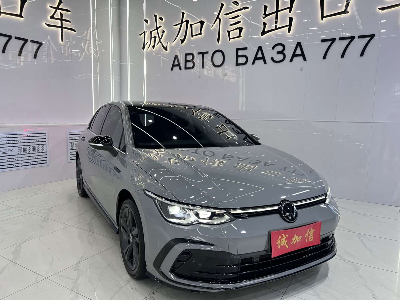Volkswagen Golf 1.4 л 2023 г. Серебристо-серый, пробег 9000 км