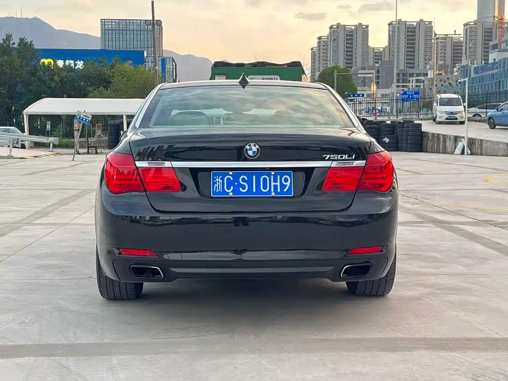 BMW 7 Series — миниатюра 6