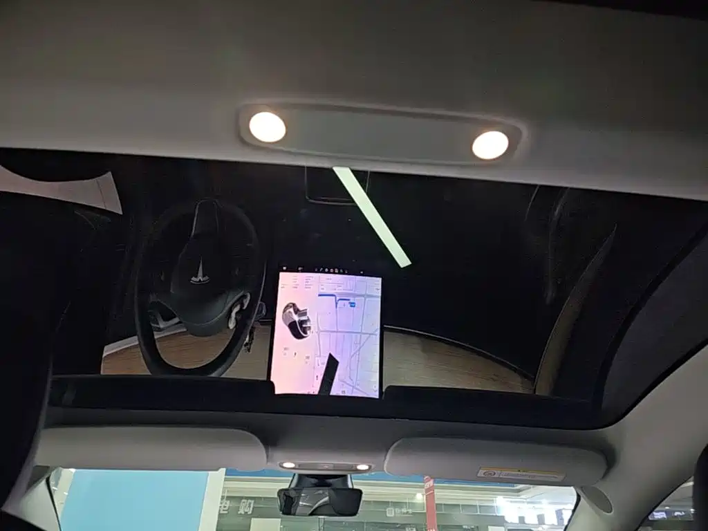 Tesla Model 3 — миниатюра 18