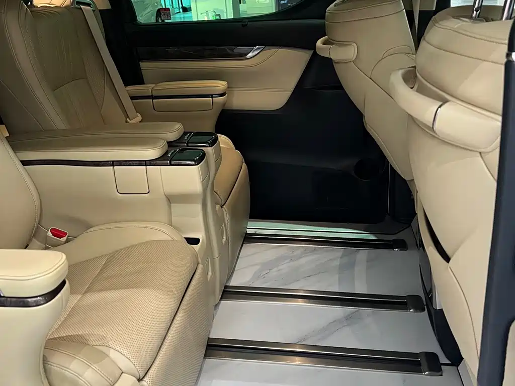 Toyota Alphard — миниатюра 6