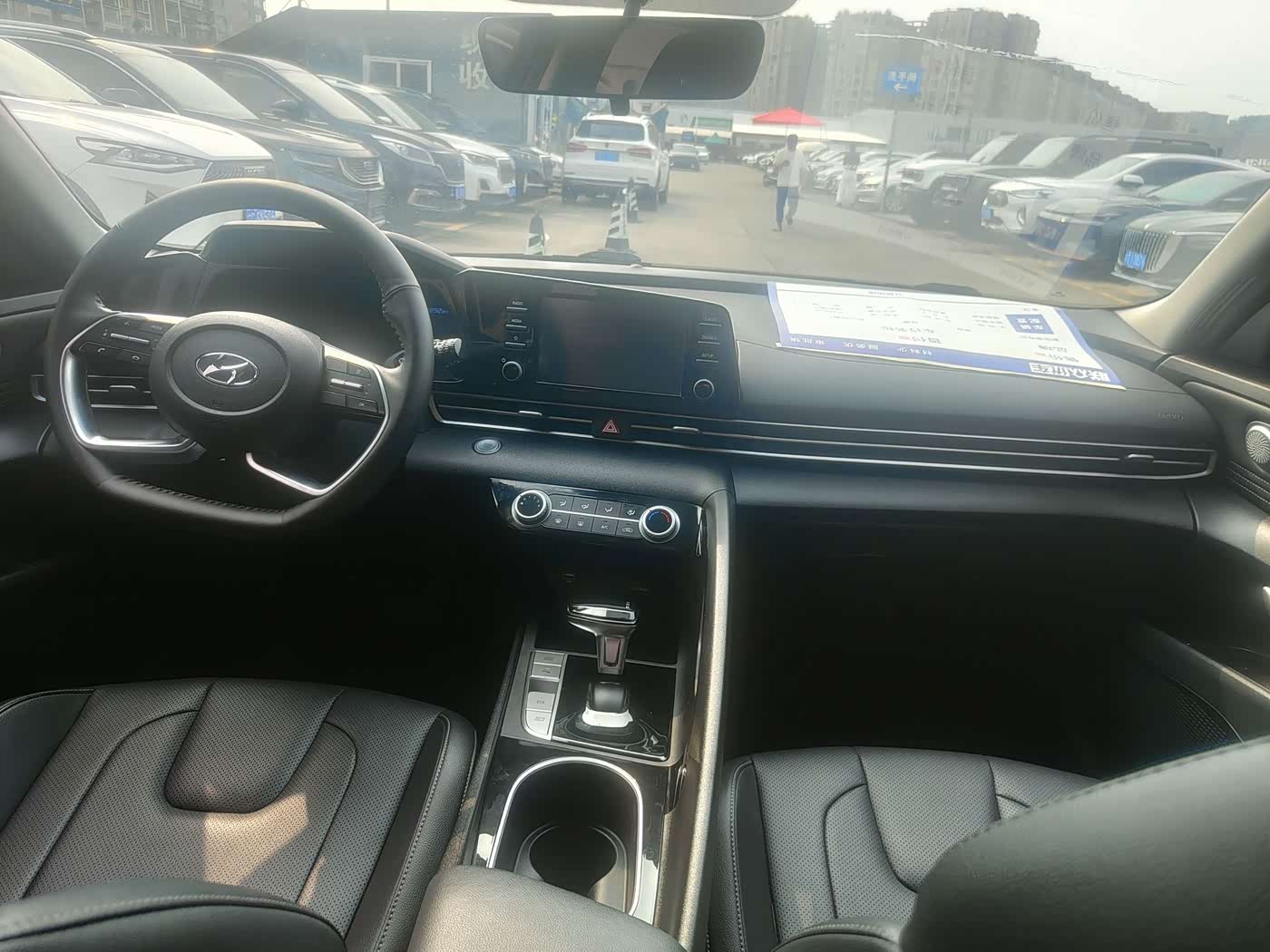 Hyundai Elantra 1.5 л 2022 г. Серебристо-серый, пробег 43000 км