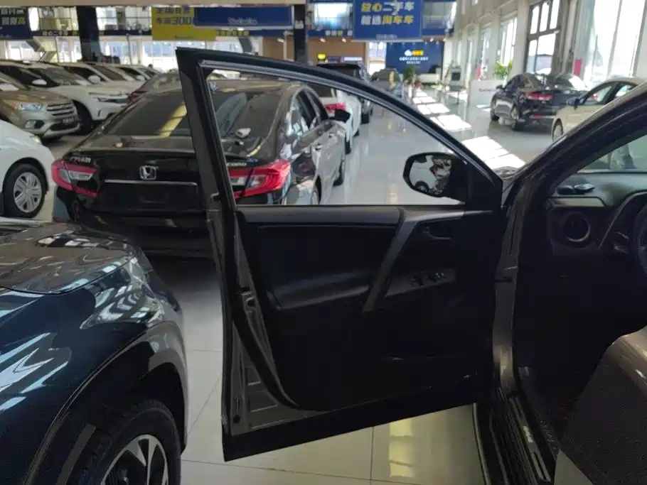Toyota RAV4 — миниатюра 7