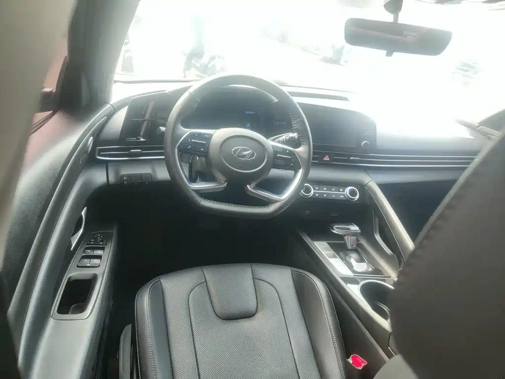 Hyundai Elantra — миниатюра 11
