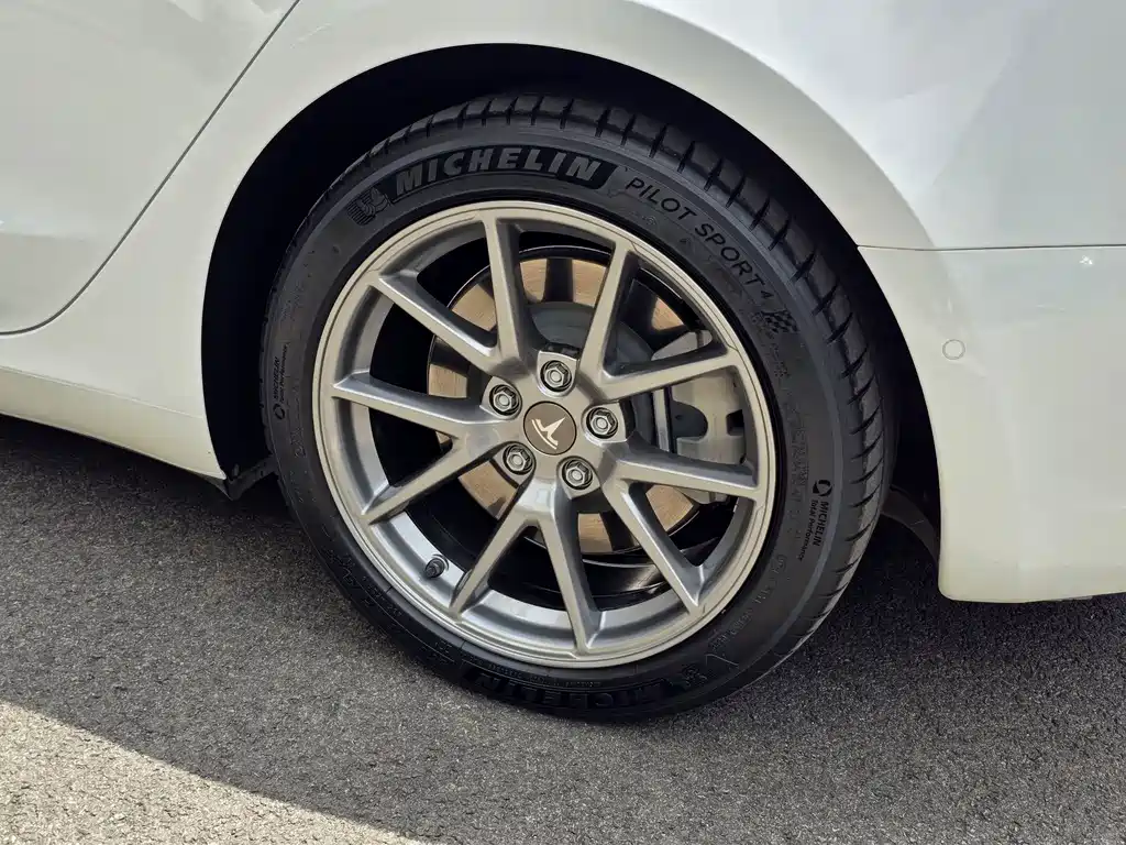 Tesla Model 3 — миниатюра 9