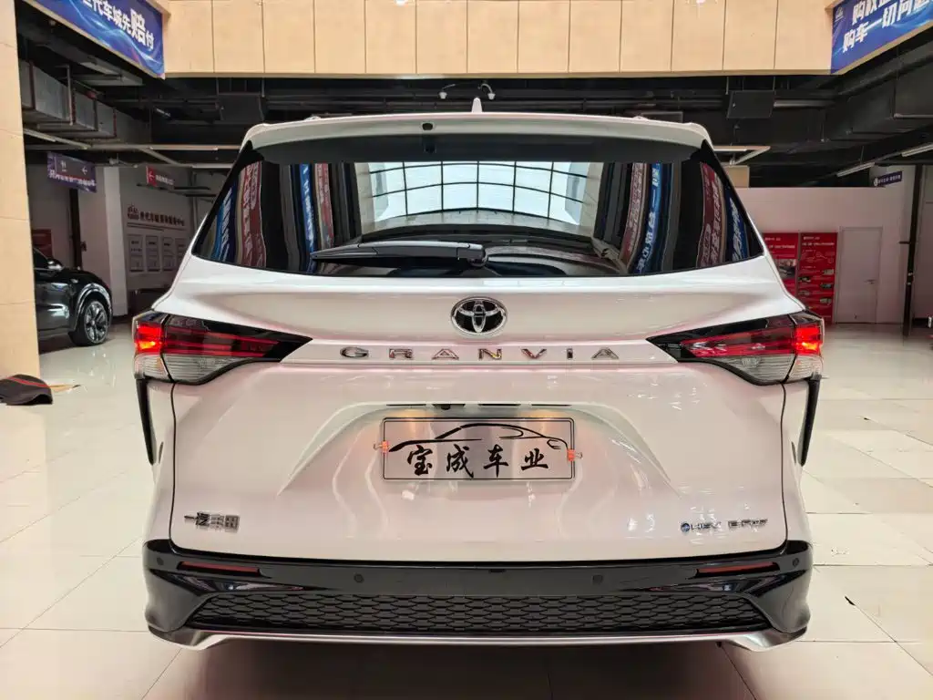 Toyota Granvia — миниатюра 4