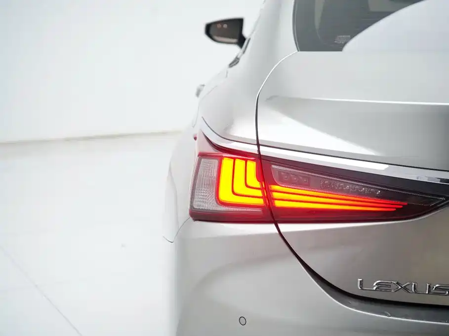 Lexus ES — миниатюра 13