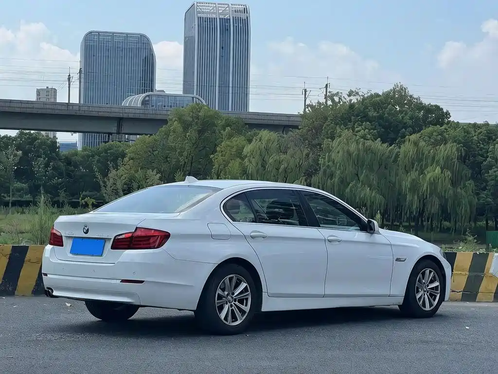 BMW 5 Series — миниатюра 6