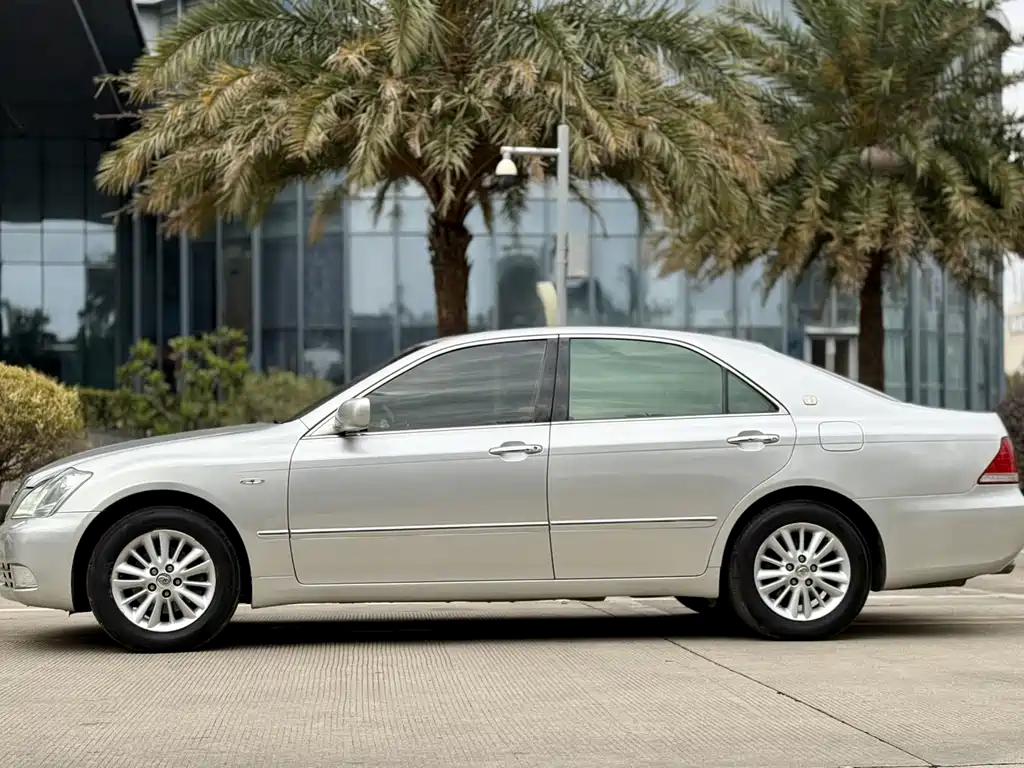 Toyota Crown — миниатюра 13
