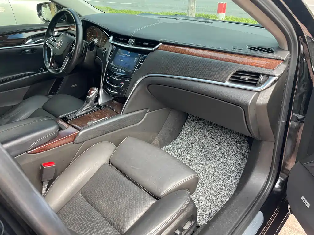 Cadillac XTS 2013 28T Lead