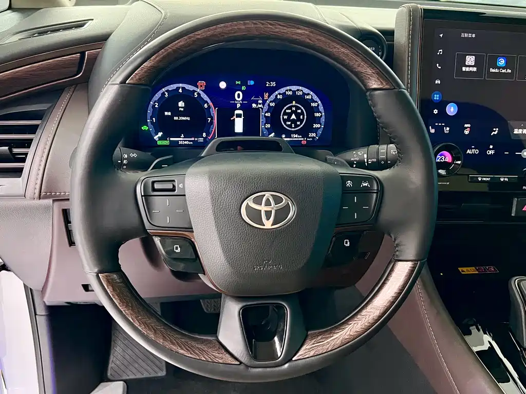 Toyota Alphard — миниатюра 16