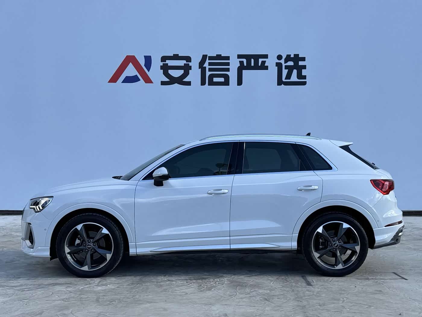 Audi Q3 1.4 л 2022 г. Белый, пробег 32599 км