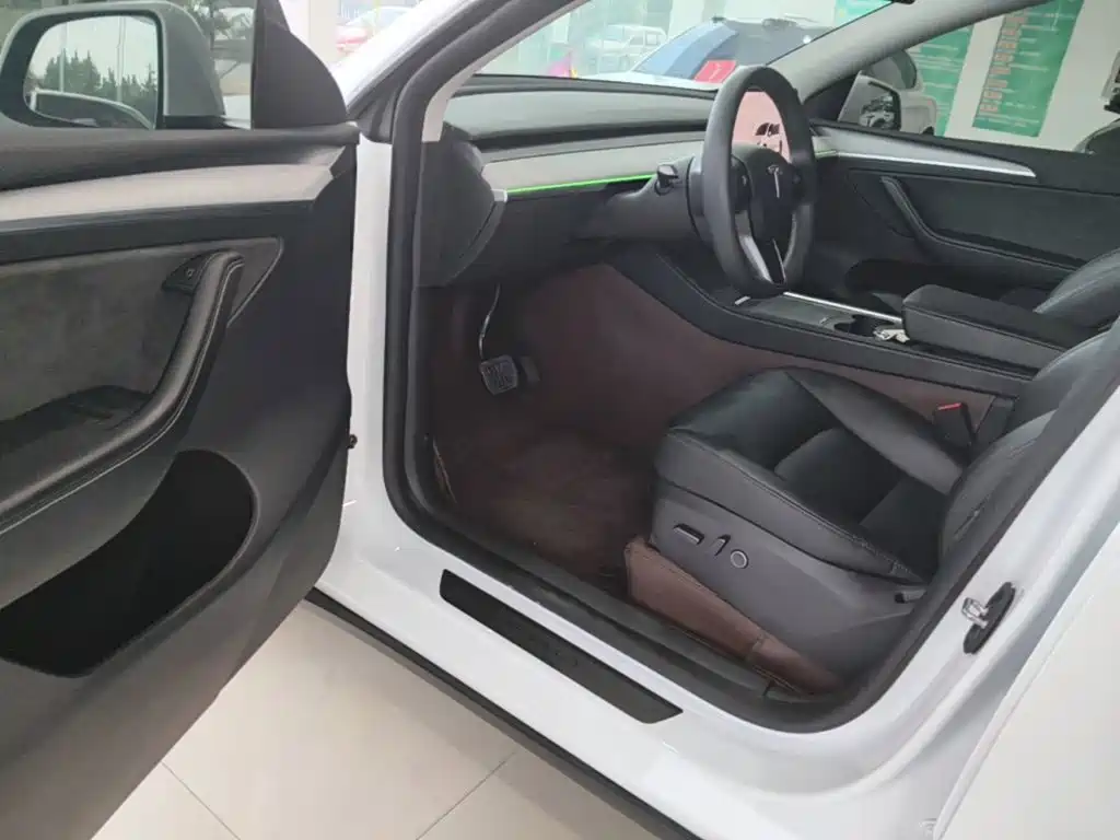 Tesla Model Y — миниатюра 16