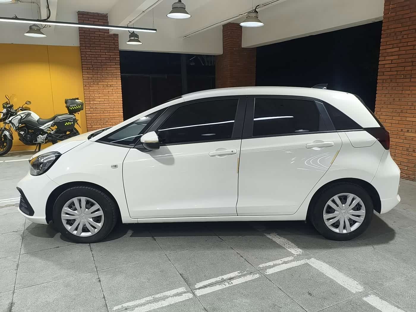 Honda Fit 1.5 л 2023 г. Белый, пробег 17400 км