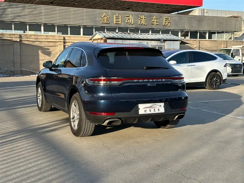 PORSCHE MACAN