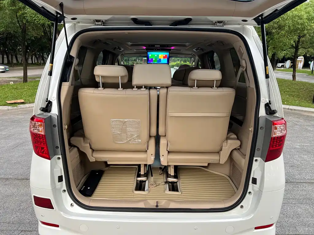 Toyota Alphard — миниатюра 16
