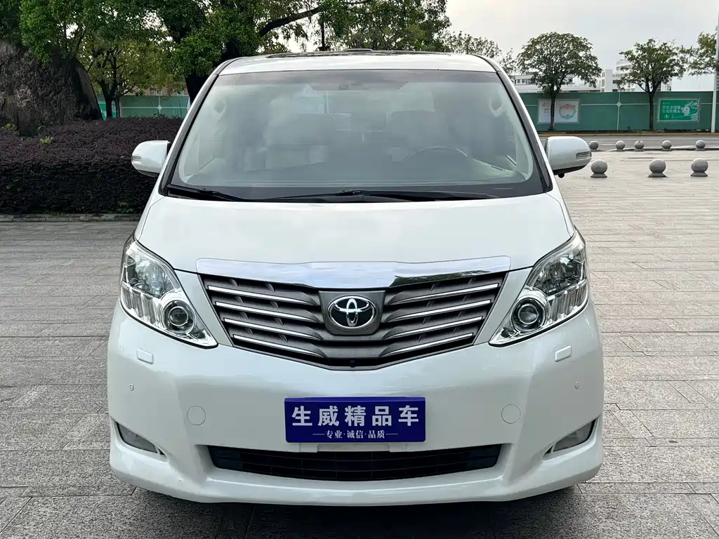 Toyota Alphard — миниатюра 2