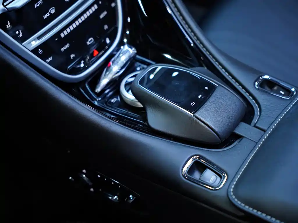 Aston Martin DB11 — миниатюра 23