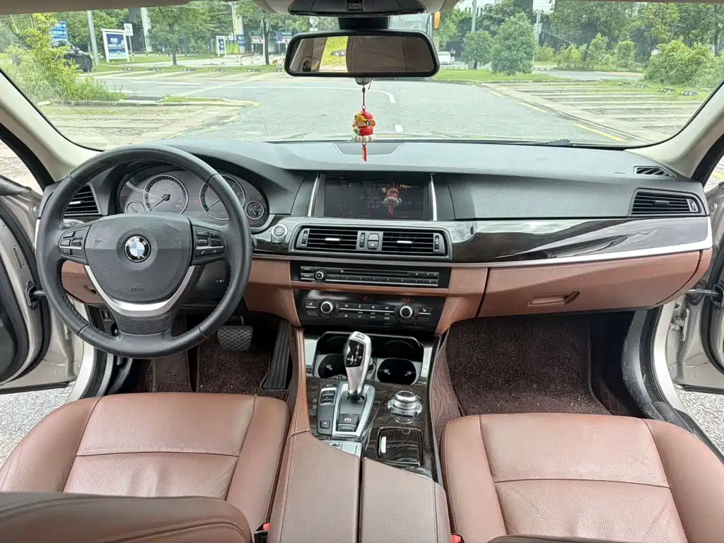 BMW 5 Series — миниатюра 8
