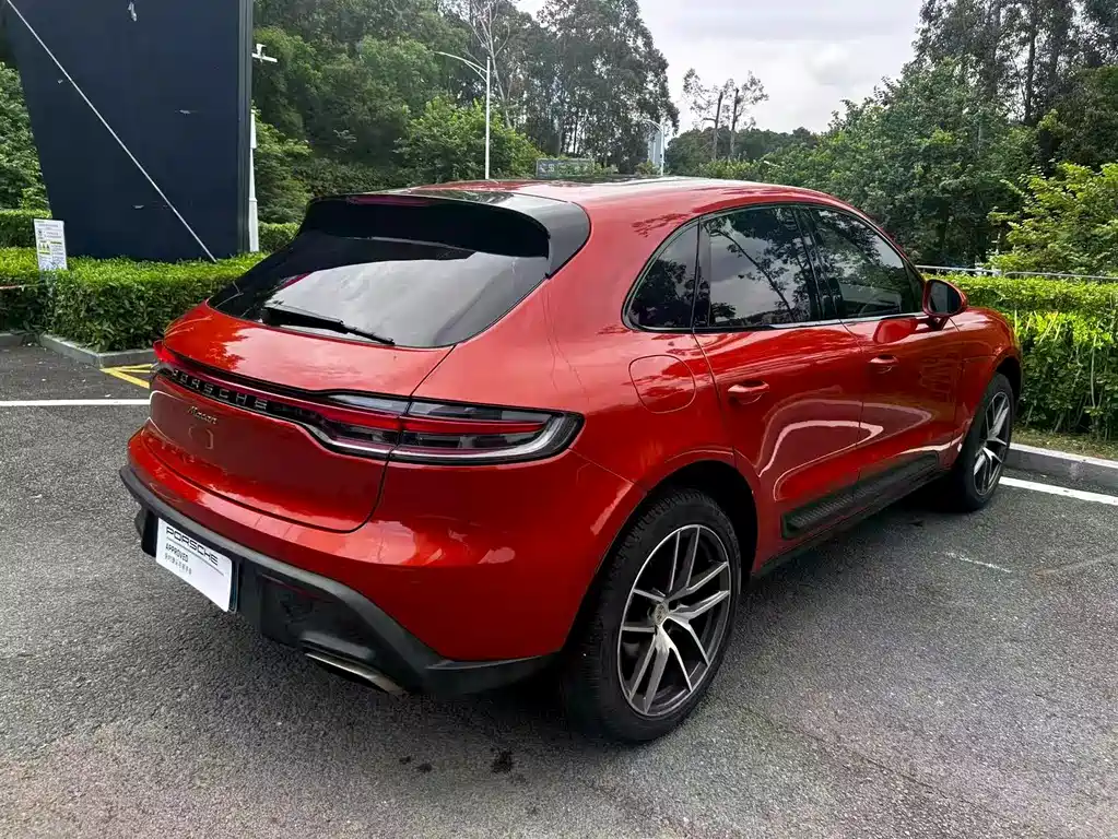 PORSCHE MACAN