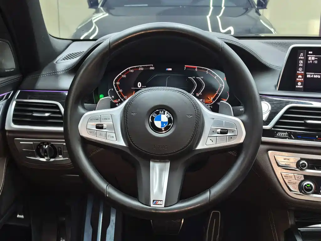 BMW 7 Series — миниатюра 23