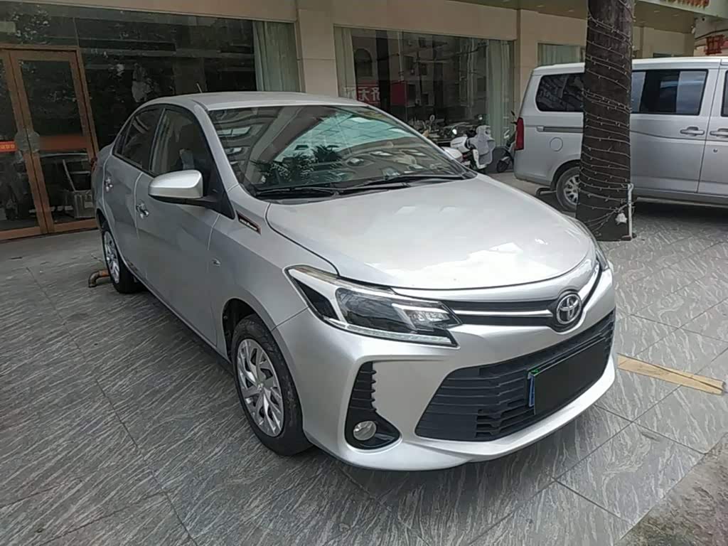 Toyota Vios 1.5 л 2023 г. Серебристо-серый, пробег 17600 км